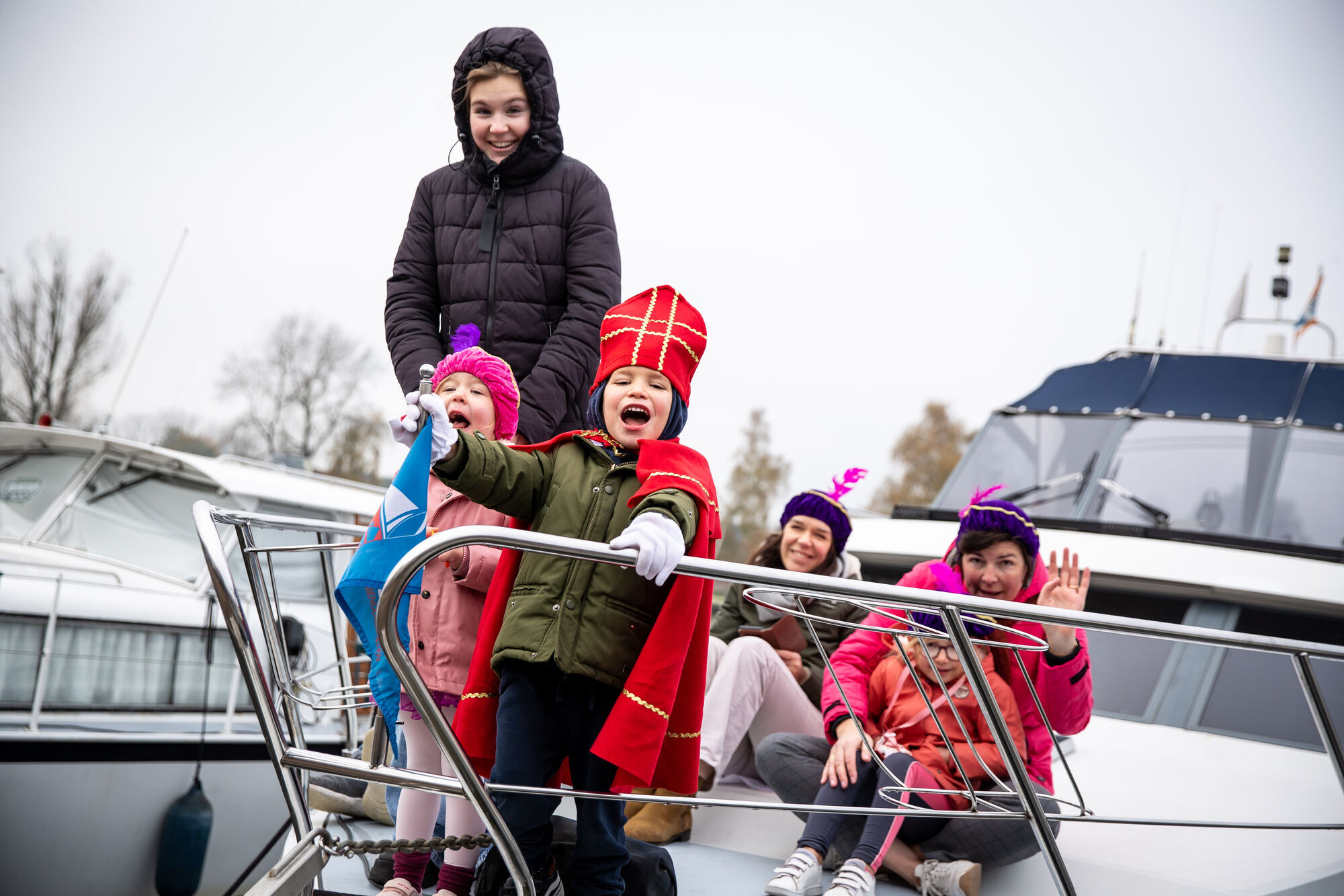 Kinderen spelen sint en piet op een boot