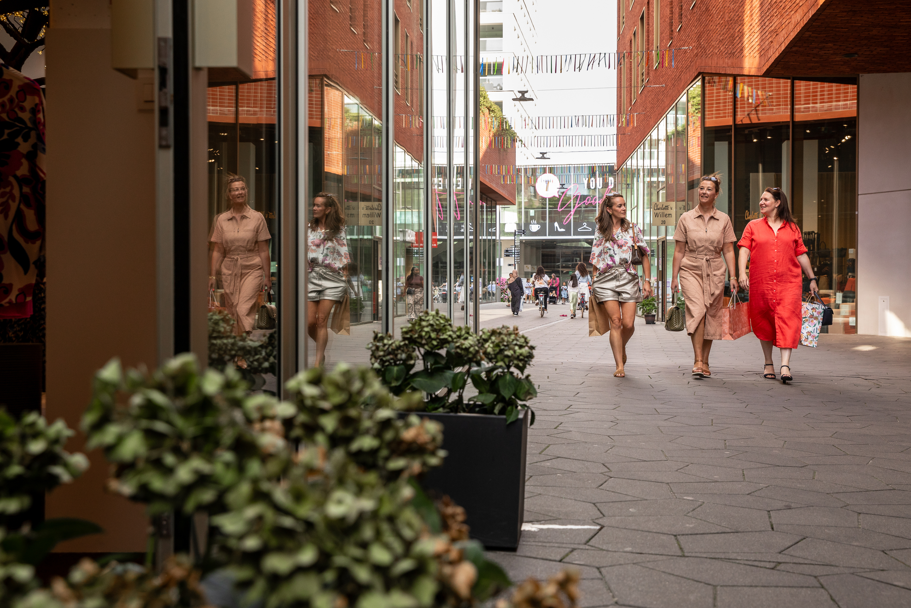 Shoppende mensen in de voetgangerzone aan Turnova