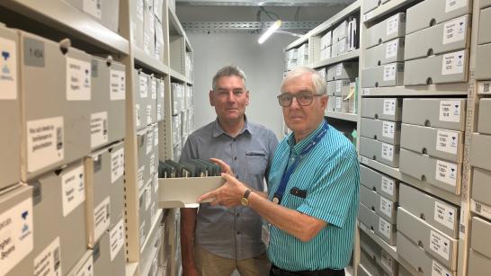 Vrijwilligers Dré en Patrich in het Archiefdepot