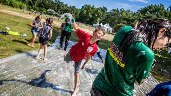 jongen maakt leiding nat tijdens waterspelletjes