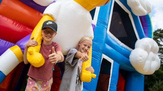 Kinderen spelen op het Binkies springkasteel
