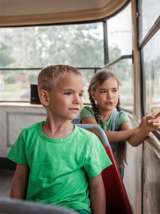 2 Kinderen in bus onderweg naar Wollebos