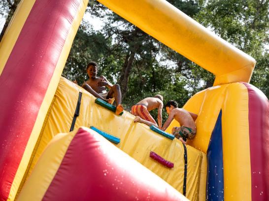 Kinderen spelen op springkasteel