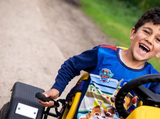 jongen rijdt met GoCar