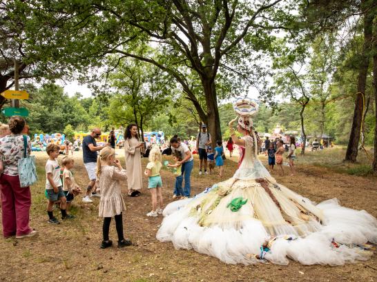 vrouw met luisterverhalenjurk op Binkies kinderfestival