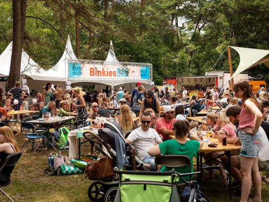 breedbeeld van mensen die iets drinken op Binkies kinderfestival
