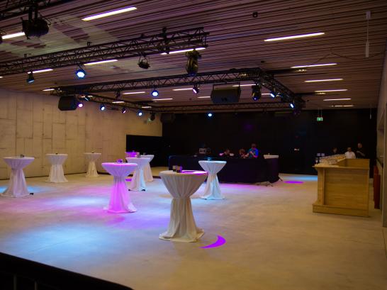 Futur is aangekleed met staantafels voor een evenement