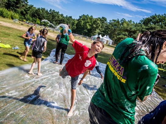 jongen maakt leiding nat tijdens waterspelletjes