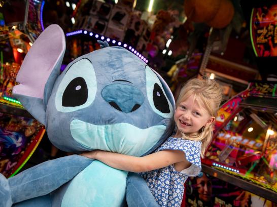 Meisje houdt grote knuffel vast op Turnhout Kermis