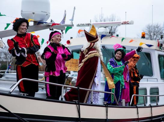 De Sint en zijn pieten meren aan op de Nieuwe Kaai