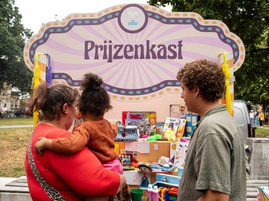 Prijzenkast tijdens de kermisactie op de zaterdagmarkt