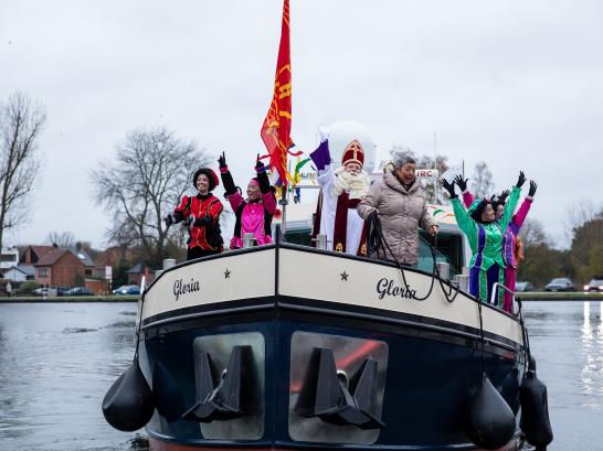 Sinterklaas en zijn pieten meren aan op de Nieuwe Kaai