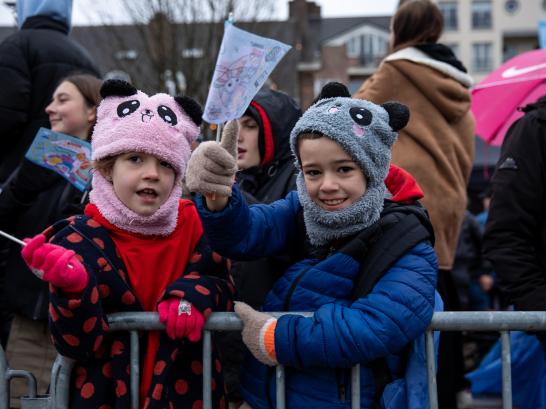 Kinderen verwelkomen Sinterklaas met vlaggetjes
