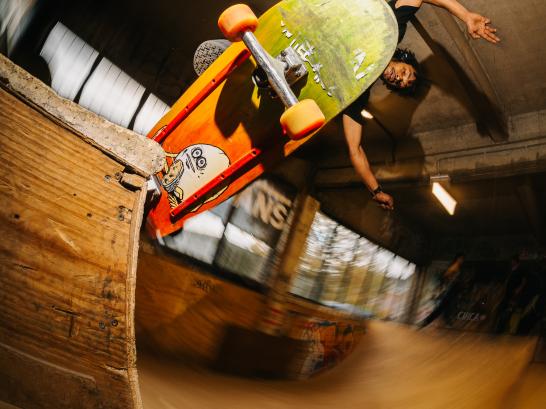 Jongere skate in The Boneyard