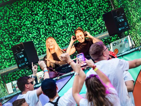 Jongeren feesten met DJ Dino