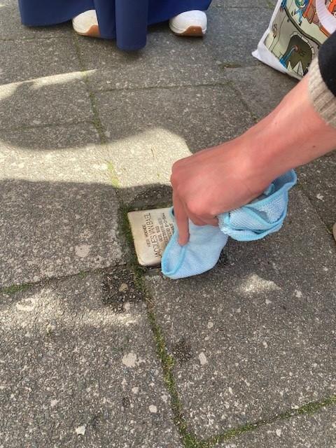Struikelstenen poetsen (c) Sint-Victor