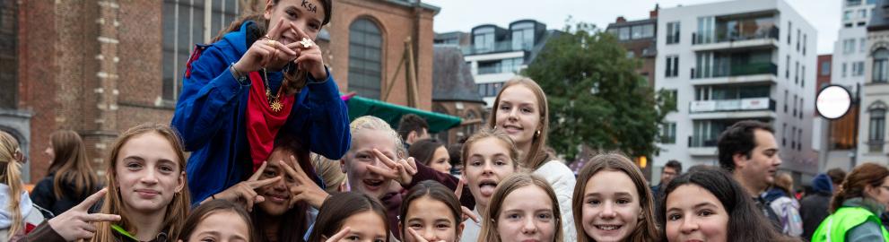 Groepsfoto van leden van Chiro, Scouts, KSA, ... op Dag van de Jeugdbeweging