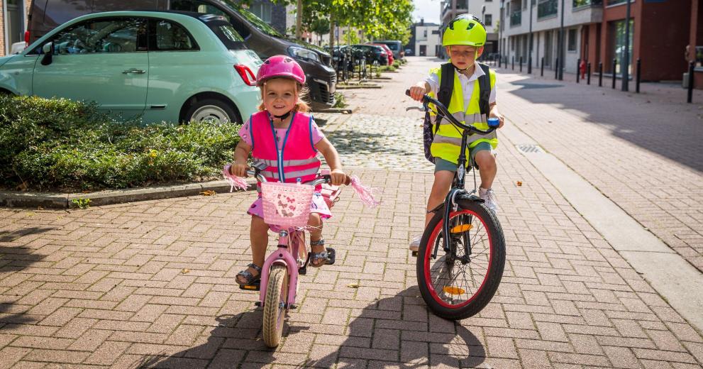 fietsende kinderen