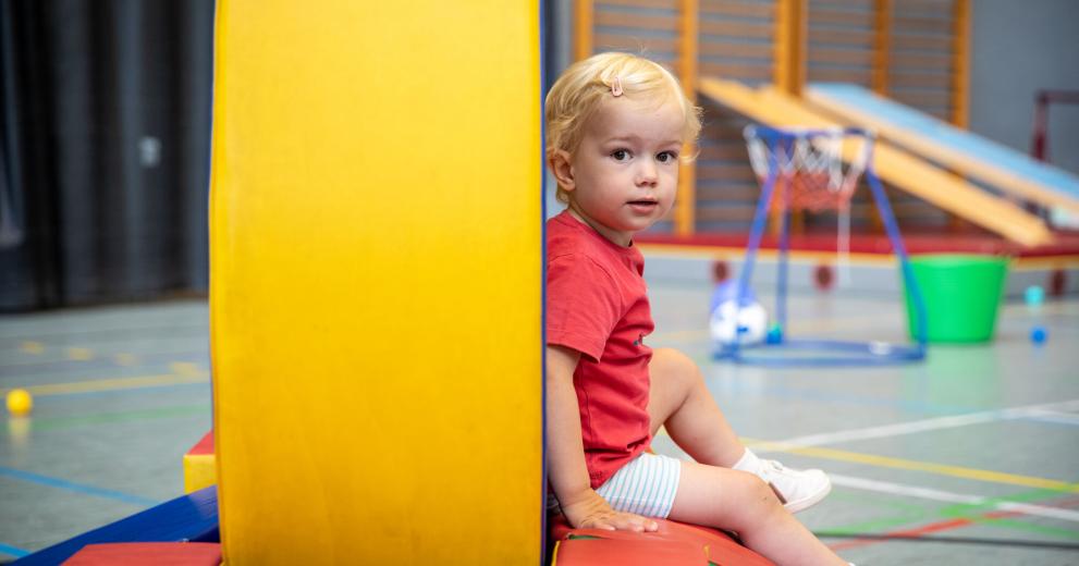 Kleuter speelt in het Peutersportpunt