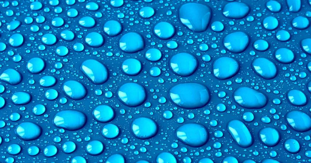 waterdruppels op muur