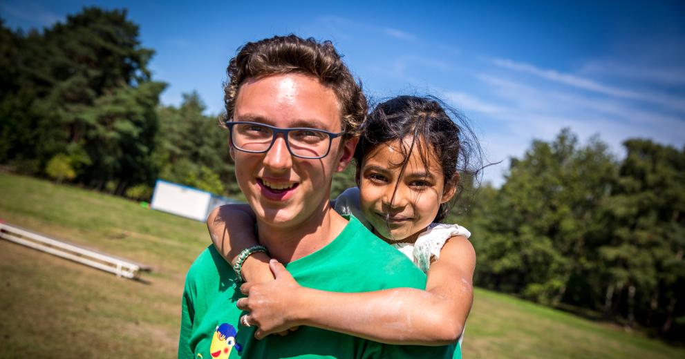 Wollebos animator heeft een kind op zijn rug