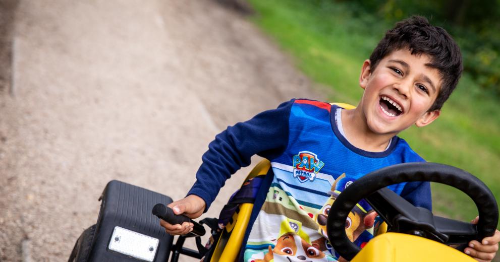 jongen rijdt met GoCar
