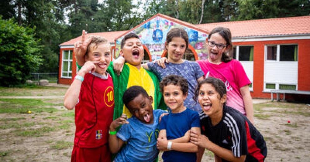 Groepsfoto van lachende kinderen op Wollebos