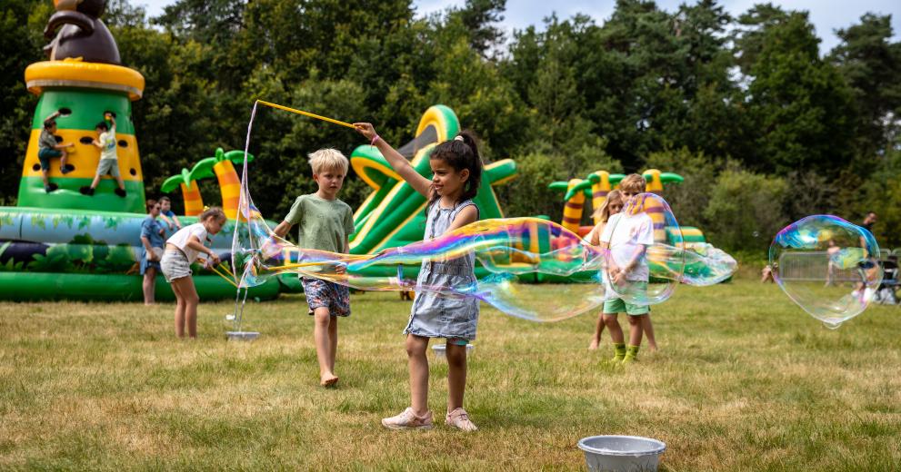 Kinderen maken grote bellen met belleblaas op Binkies kinderfestival 2025