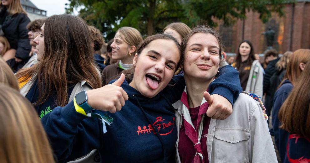 Chiro en scouts lachen samen op foto