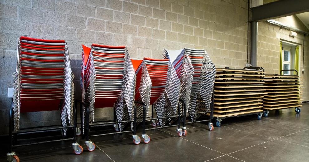 Verzameling van stoelen en tafels Raadsherenpark