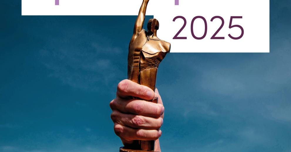 arm houdt trofee in de lucht