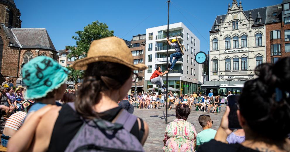 Straatartiesten op de Grote Markt