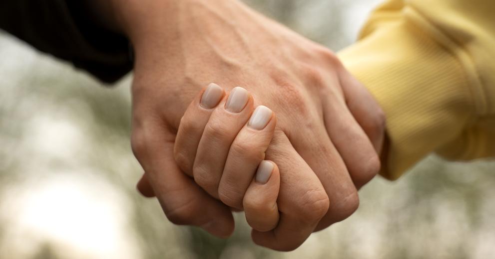 2 armen hand in hand