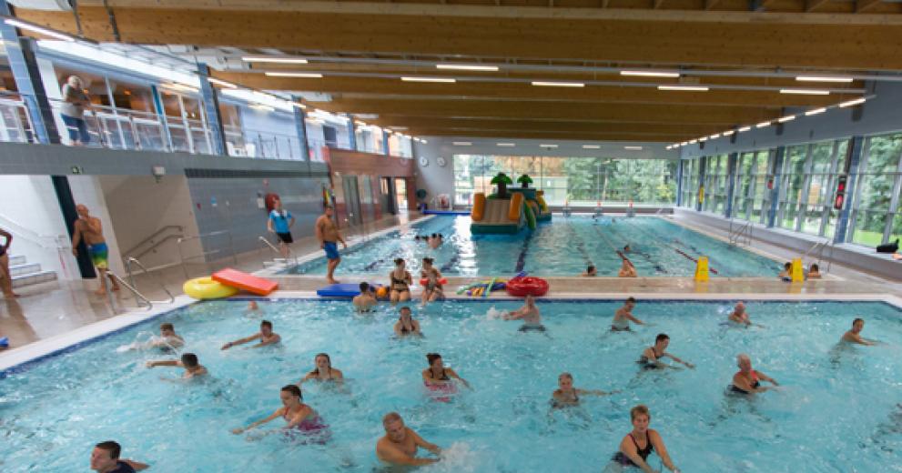 foto van mensen in zwembad Stadspark