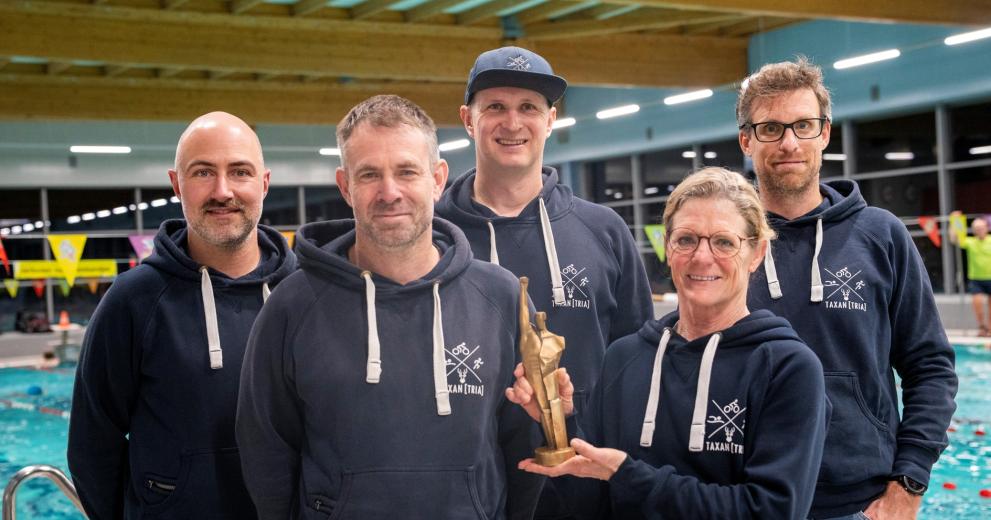 Taxan[tria] poseert met bordje