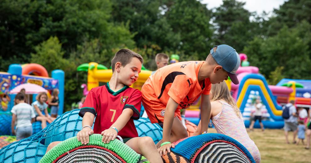 Kinderen spelen op Binkies Kinderfestival 2025