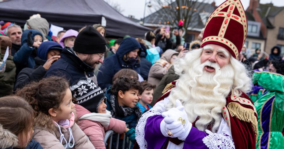 Sinterklaas wandelt langs de kindjes tijdens zijn intrede op op de Nieuwe Kaai