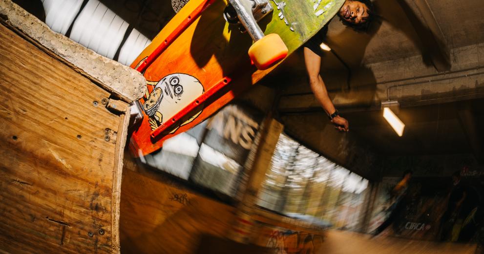 Jongere skate in The Boneyard