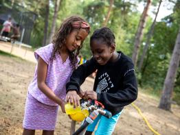 2 meisjes spelen met water