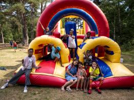 groepsfoto van kinderen op het springkasteel