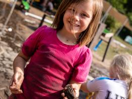 meisje speelt met zand