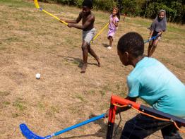 Kinderen spelen hockey