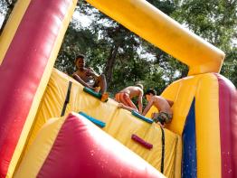 Kinderen spelen op springkasteel