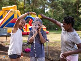 3 kinderen spelen met water