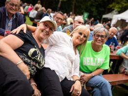 3 vrouwen lachen in de camera op Stadsparkfeesten
