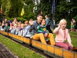 Kinderen zitten op treintjes Stadsparkfeesten