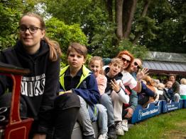 Kinderen zitten op treintje Stadspark