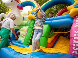 Kinderen springen op springkasteel Stadsparkfeesten