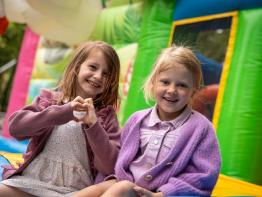 Kinderen lachen op springkasteel