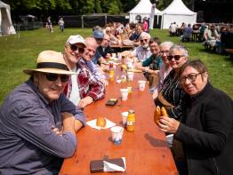 Vrienden drinken samen iets op de Stadsparkfeesten